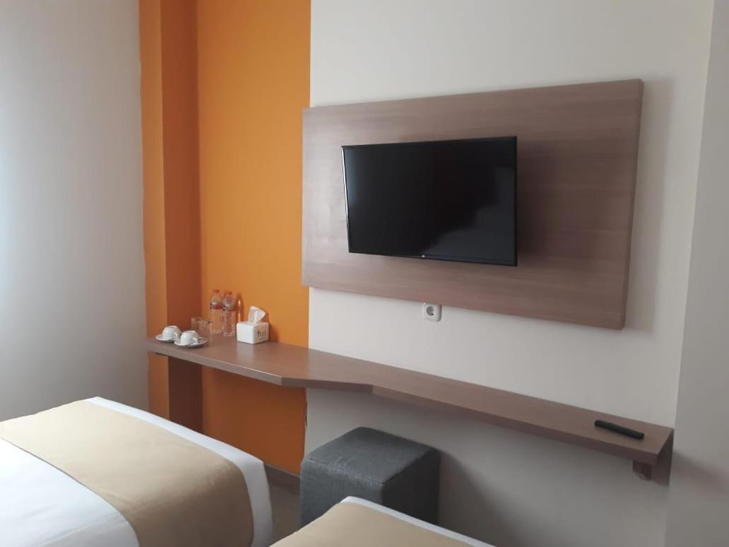 Front One Hotel Tulungagung Exterior foto